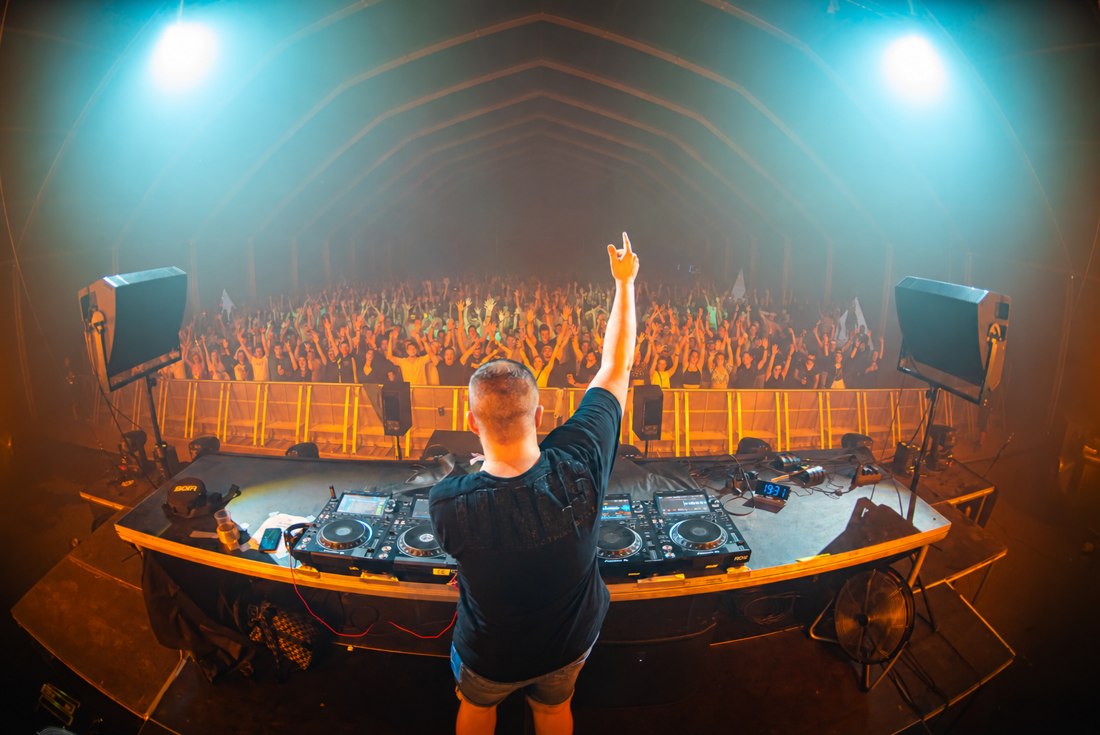 TiGi za DJ pultom pred festivalovým publikom