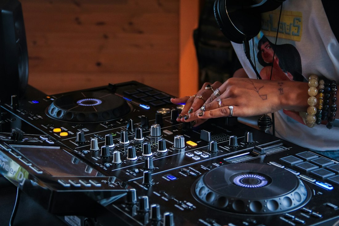 DJ ovláda mixážny pult a pripravuje hudobný set