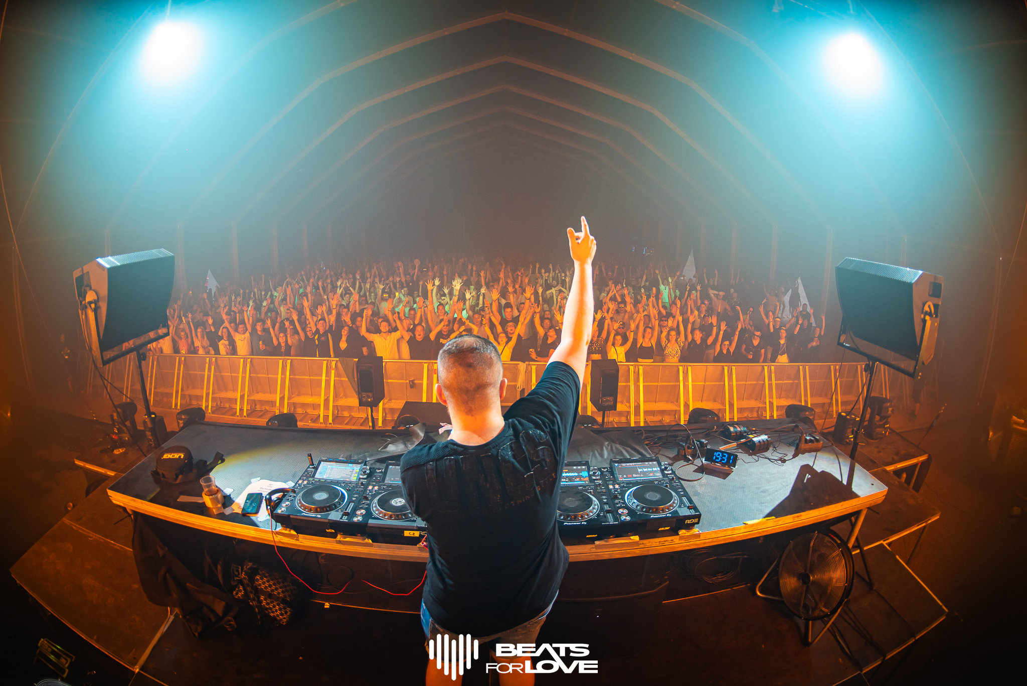 TiGi — za DJ pultem